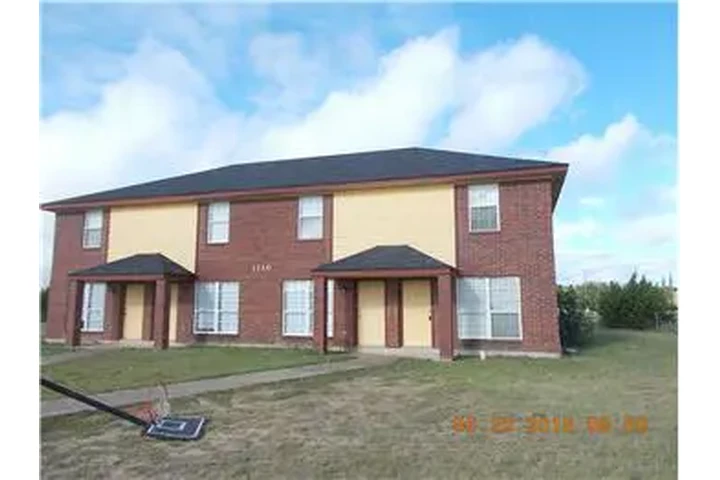 $900 : Rental property with 3 bedro image 1