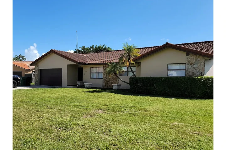 $2200 : Spacious 3-bedroom, 2-bath image 1