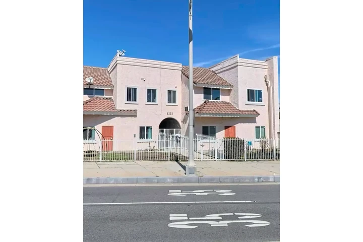 $1950 : 2 bedroom apartment in LA image 1