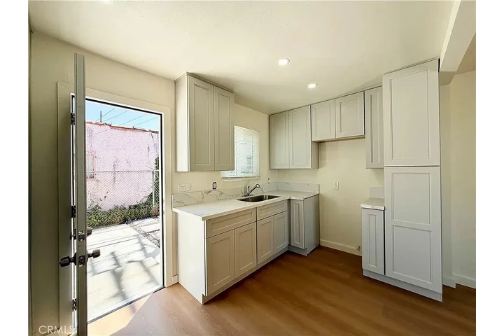 $800 : Home...Los Angeles, CA image 6