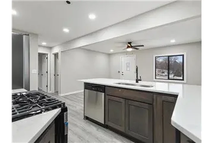 $1100 : Rental property with 2 bedro image 6