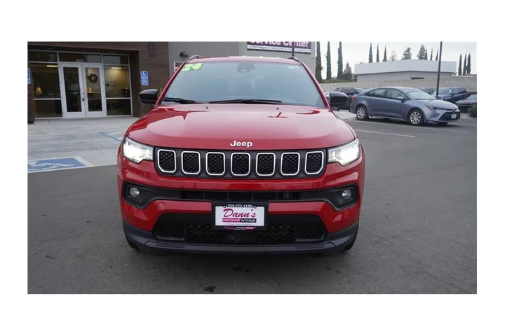 $17800 : 2024 Compass Latitude image 3