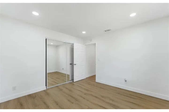 $1250 : Cute home rent. Feliz Navidad image 5