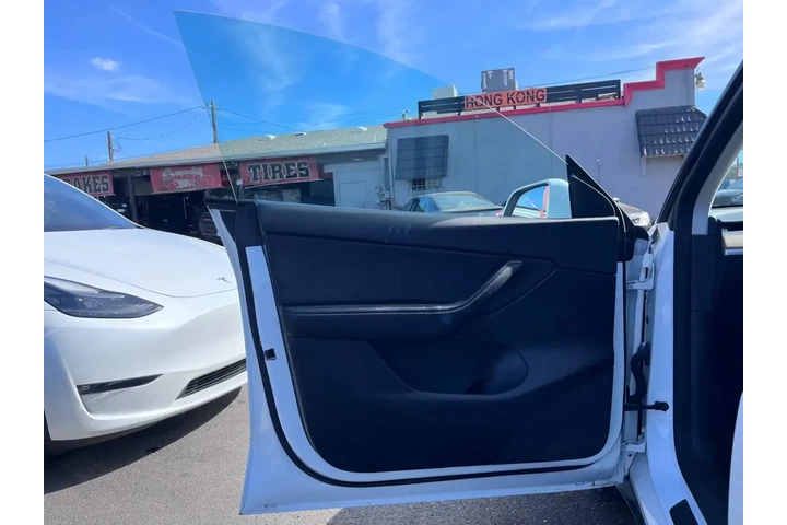$33988 : Tesla Model Y 2022 AWD Long image 4
