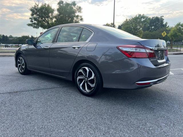 $9900 : 2017 Accord EX image 8