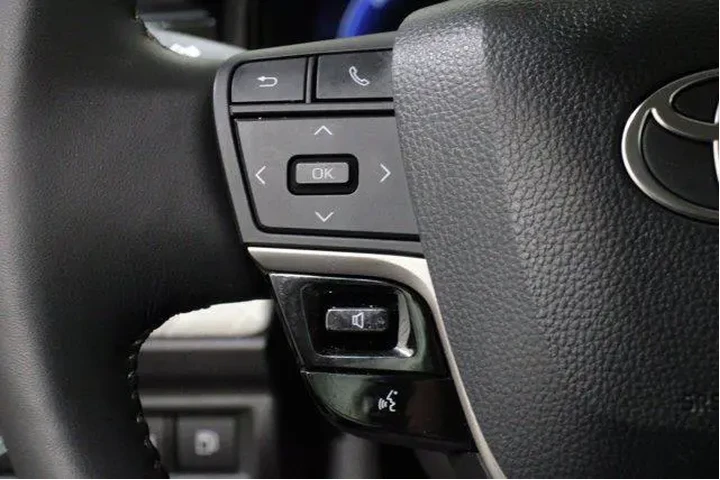 $39989 : Toyota Camry 2025 AWD XLE 4d image 9