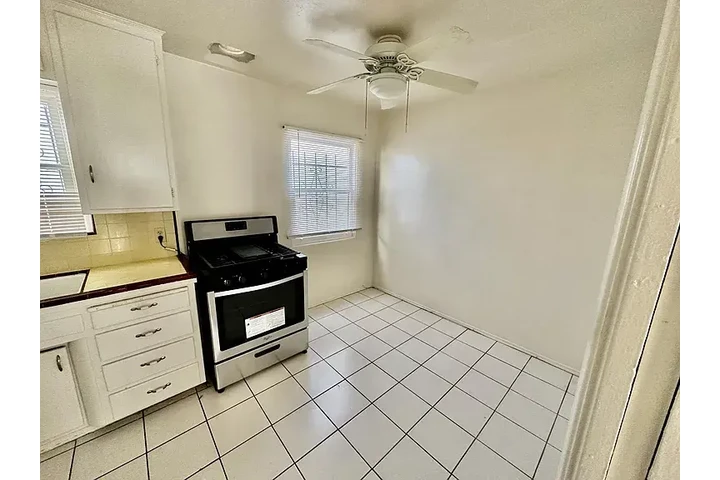 $2400 : Apartment For Rent image 6