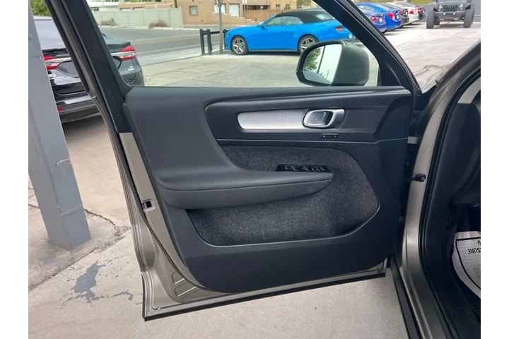 2022 XC40 T5 Momentum AWD image 10