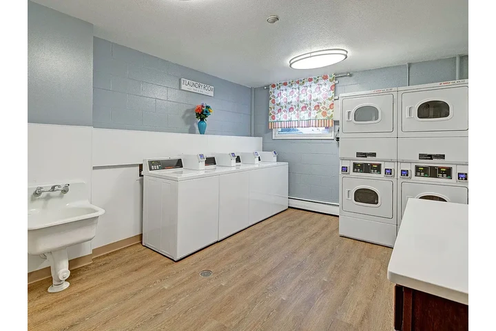 $1500 : Greatness House image 2