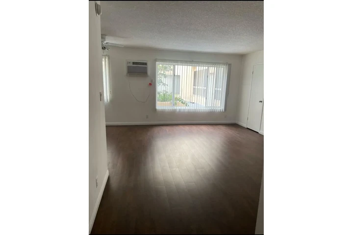 $1300 : Wilshire Hampshire tower image 7