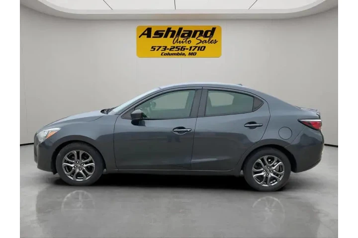 $10900 : 2019 Yaris LE image 3