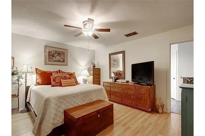 $1000 : Super cute, open floorplan wit image 4