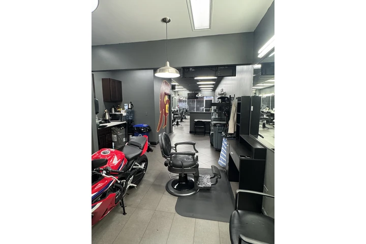 BARBER SHOP 4sale image 4