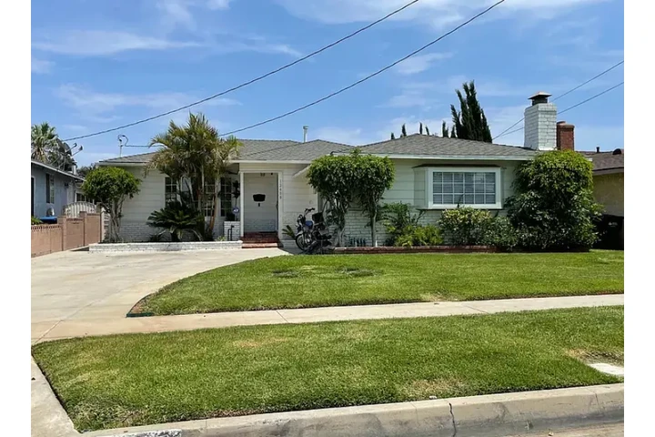 $2330 : Nice front and back yard 3br image 3