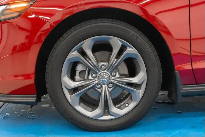 $28468 : Honda Accord 2024 EX 4dr Sed image 2