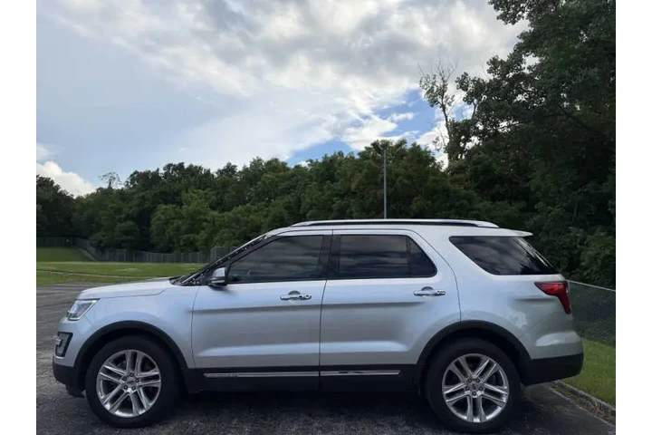 $12999 : 2017 Explorer Limited image 8