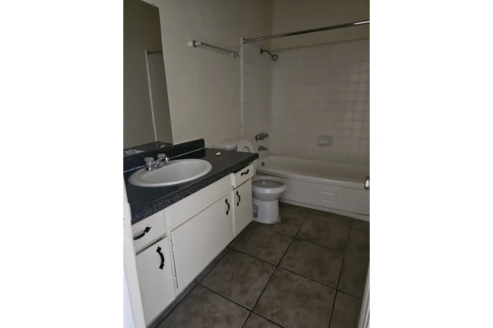 $1900 : 1bed Apt. En  North Hills image 5