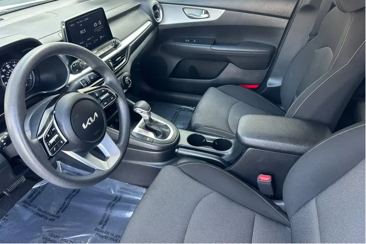 $16900 : Kia Forte 2023 LXS 4dr Sedan image 9