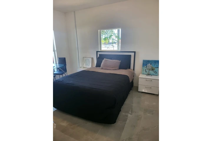 $950 : CUARTO/Entrada privada. image 1