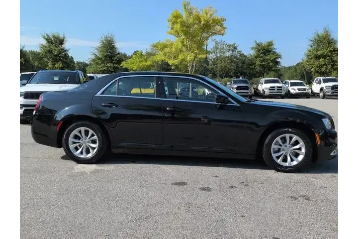 $21856 : Chrysler 300 2022 Touring 4d image 3
