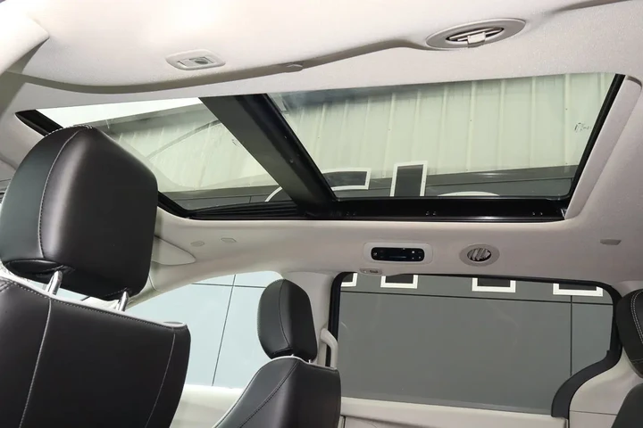 $31587 : 2023 Pacifica Hybrid Limited image 9