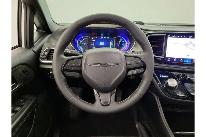 $31998 : Chrysler Pacifica Plug-In Hy image 10